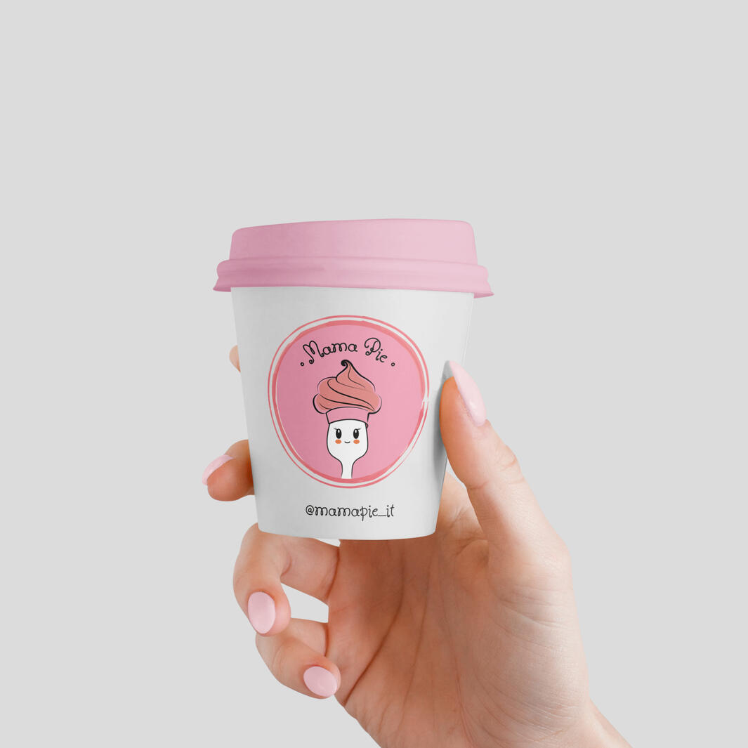 Cup Mama Pie Bicchiere d’asporto personalizzato per bevande calde. Pensato per rafforzare l’identità del brand anche fuori dal locale. Include il logo e il contatto Instagram.