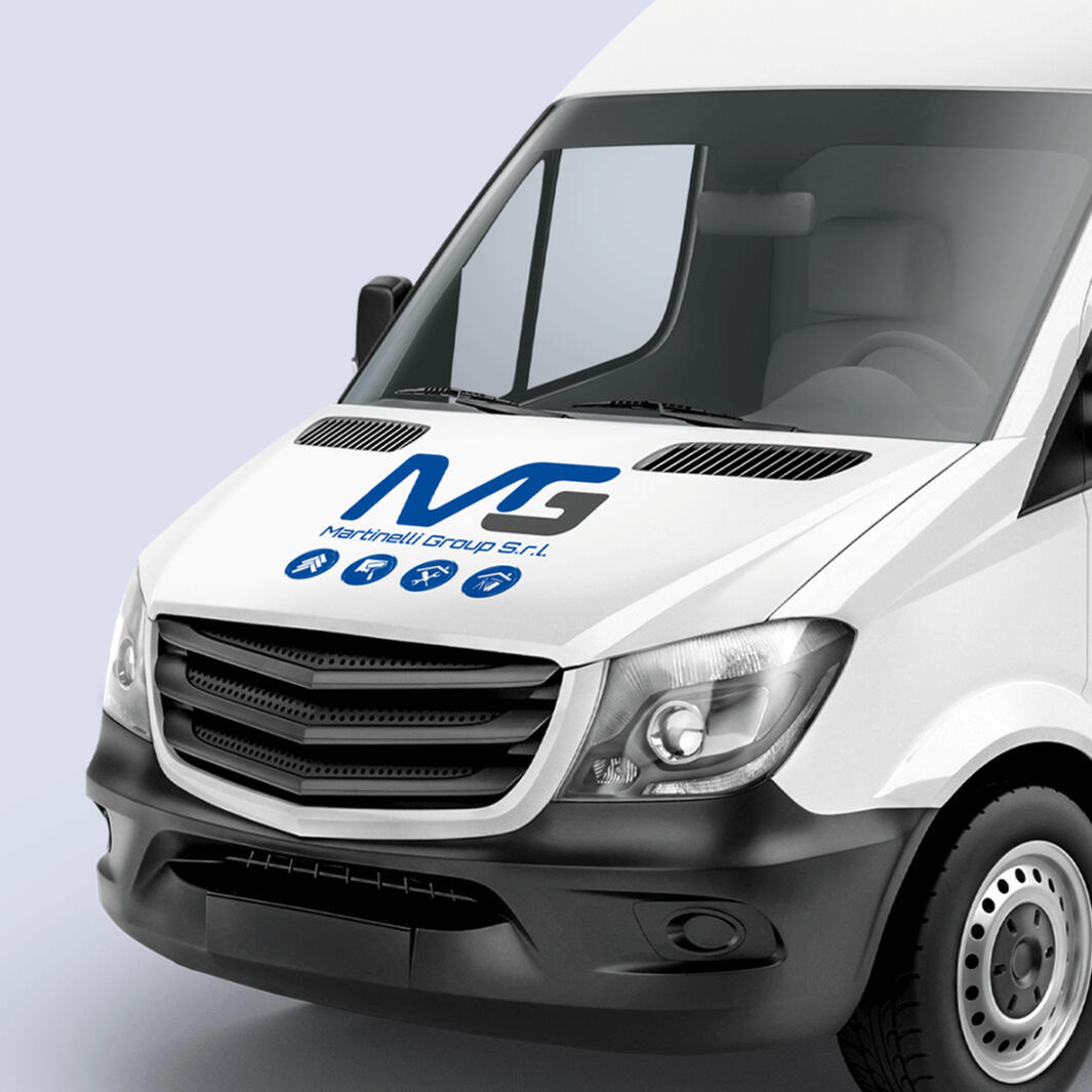 Furgone Martinelli Group Personalizzazione grafica con logo e icone applicate su adesivi. Un progetto visibile su strada, pensato per garantire riconoscibilità e coerenza anche nei mezzi aziendali.