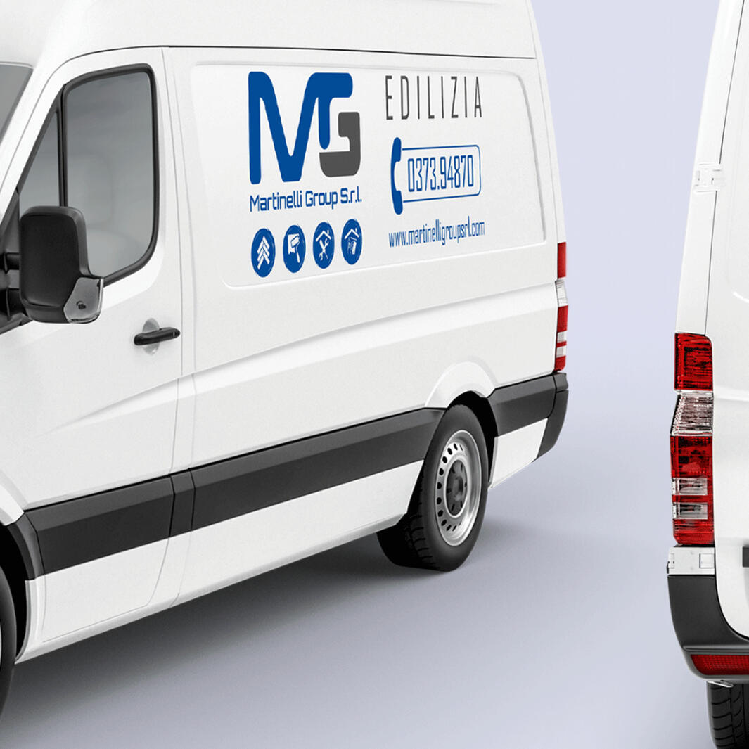 Furgone Martinelli Group Personalizzazione grafica con logo e icone applicate su adesivi. Un progetto visibile su strada, pensato per garantire riconoscibilità e coerenza anche nei mezzi aziendali.