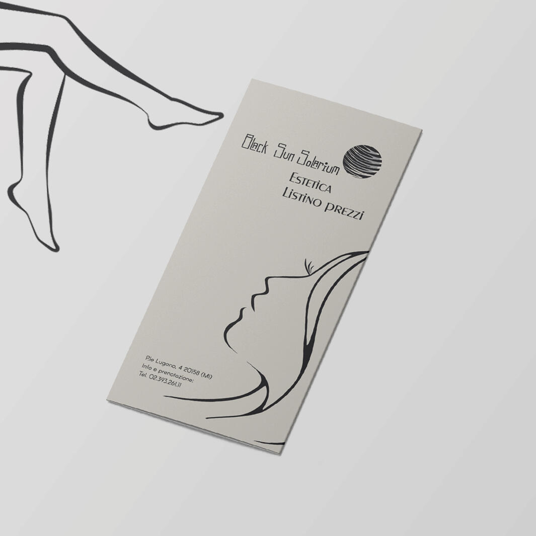 Listino Black Sun Pieghevole a tre ante per il centro estetico Black Sun Solarium. Impaginazione chiara, illustrazioni personalizzate e struttura pensata per valorizzare l’offerta e facilitare la lettura.